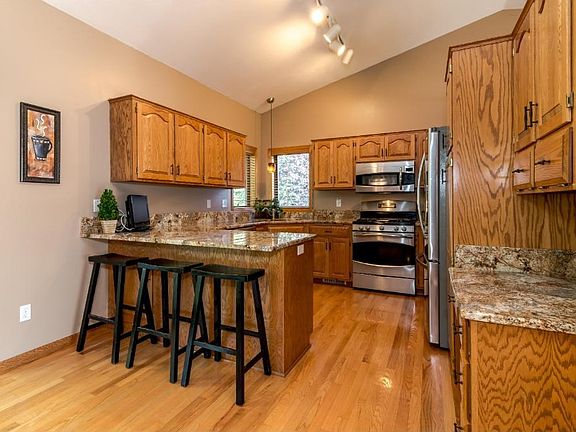 Breakfast bar, stainless appliances