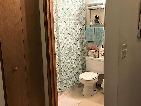 4th image of 1110 N Hermitage Ave APT 2R
