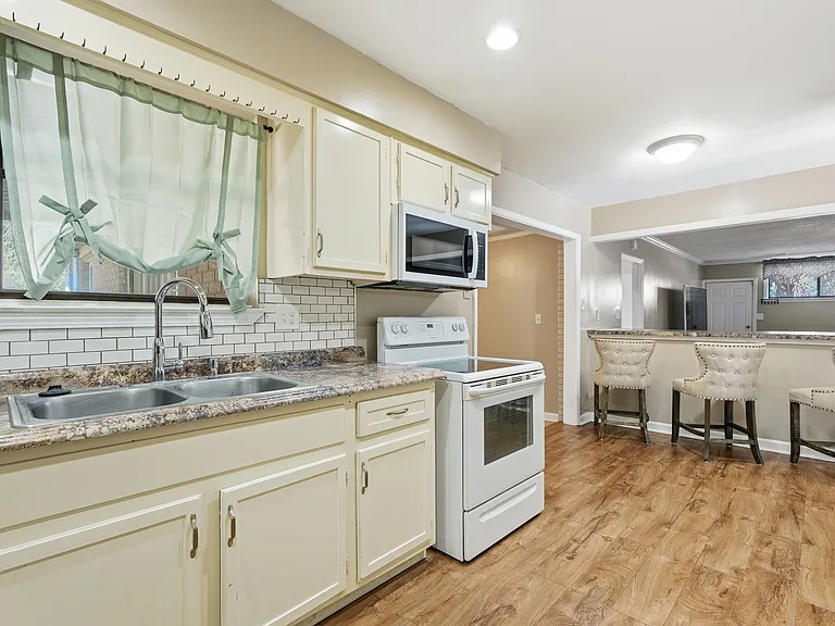 2222 Bacon Park Dr — Photo 13
