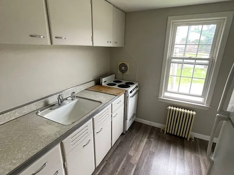 325 Kenwood Ave — Photo 2