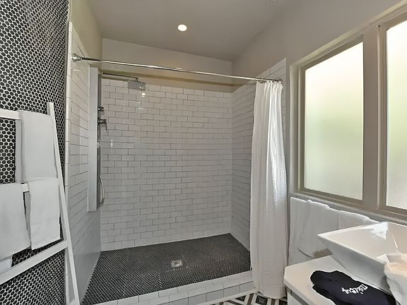 5th image of 704 Essex St