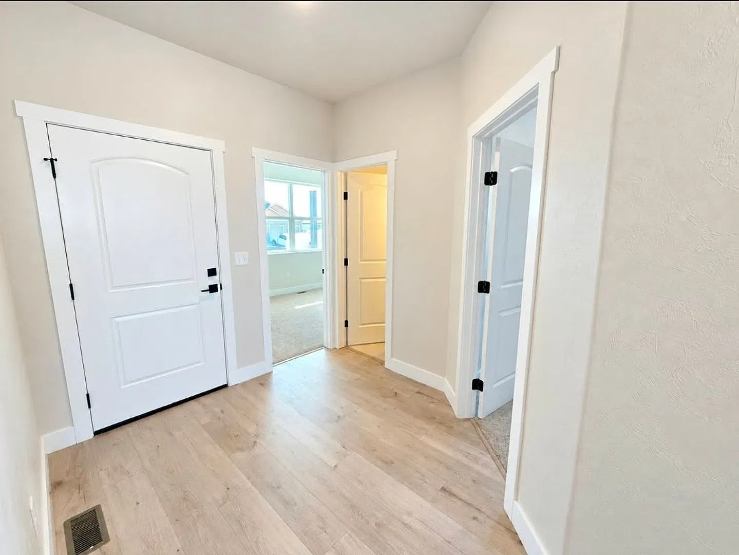 Stunning New Build for Rent! — Photo 3