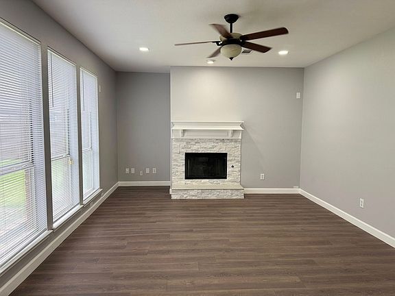 3rd image of 104 N Blue Bonnet Cir