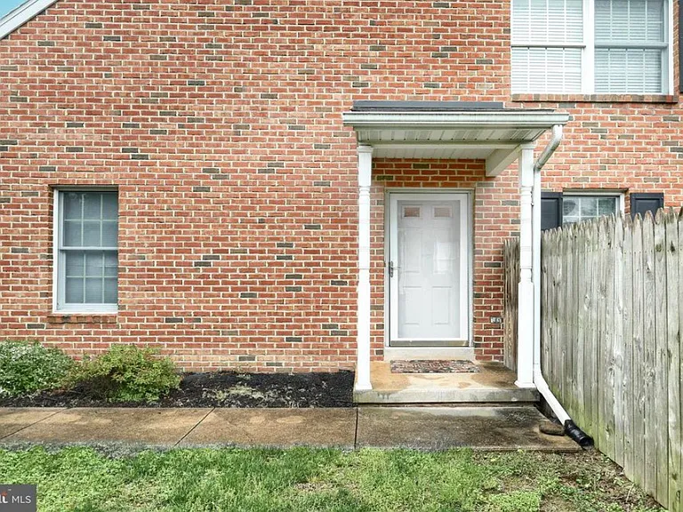 416 Huntington Dr — Photo 2