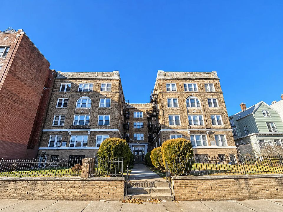 1st image of 221 Roseville Ave #305