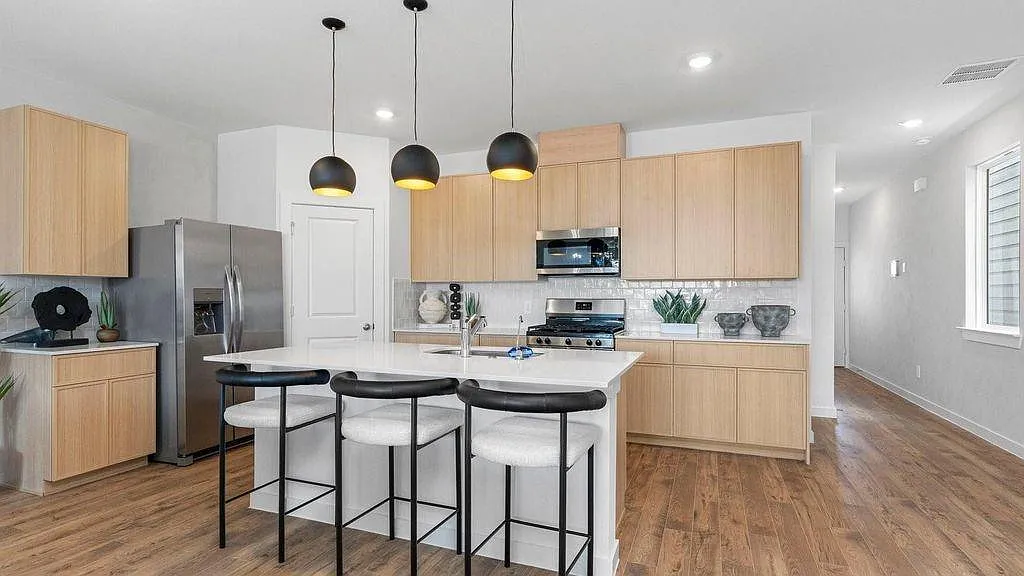 4 bed, 2.5 bath, 2275 sqft, $2,399 — Photo 2