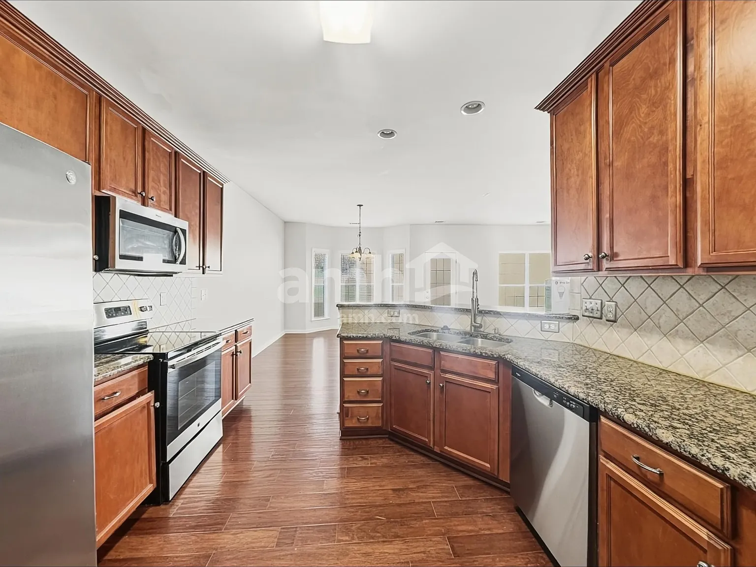 4 bed, 2.5 bath, 2516 sqft, $2,460 — Photo 3