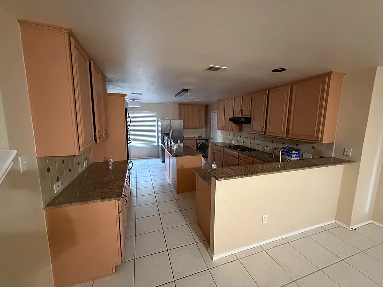 2453 Ravenhurst Dr — Photo 2