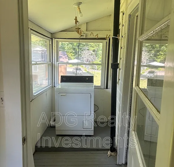 900 E 4th Ave — Photo 4