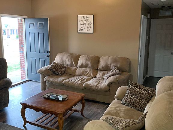 3rd image of 221 Crooked Oak Ct