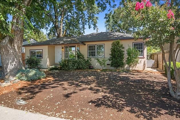 1st image of 13 Southwood Dr