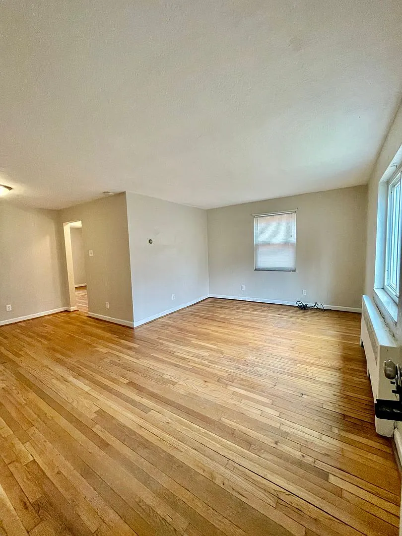 Spacious 1 Bedroom Apartment with Garage Space in the heart of Bellevue! — Photo 2