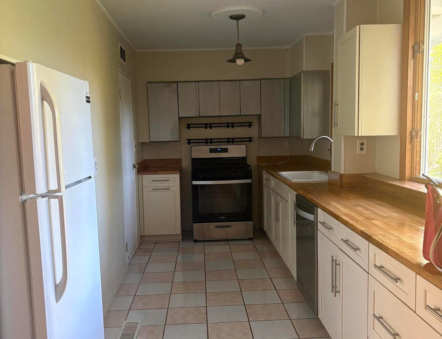 3 bed, 1.0 bath, 1452 sqft, $2,400 — Photo 2