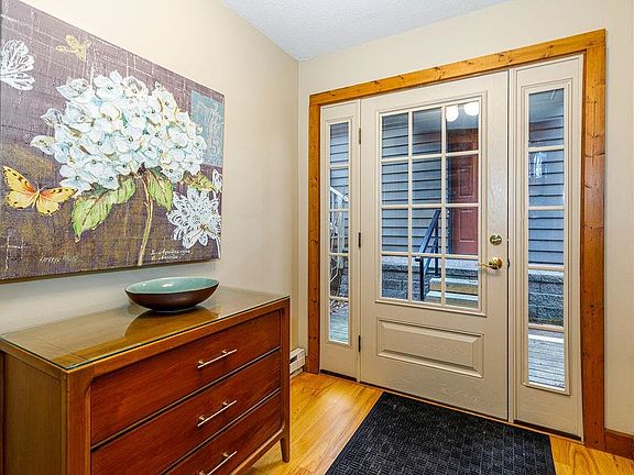 4th image of 16 Hawthorn Ln
