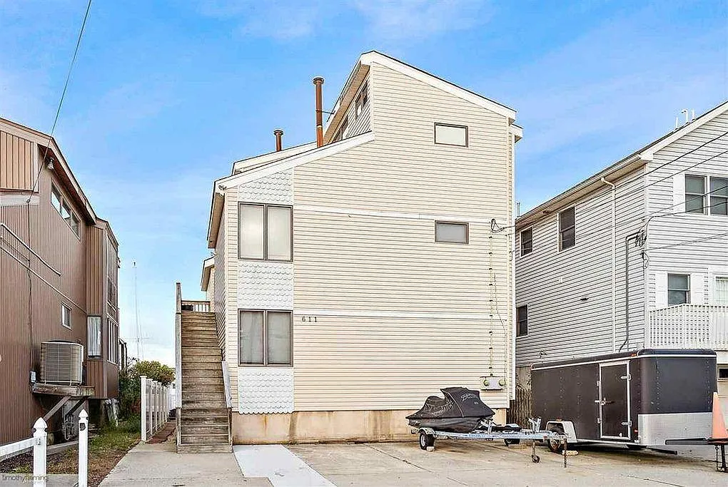 2 bed, 1.5 bath, 1248 sqft, $10,000 — Photo 3