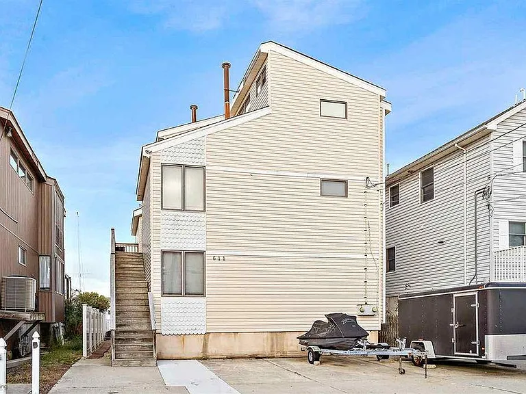 611A W Burk Ave — Photo 3