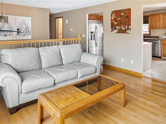 4th image of 16 Oakridge Dr