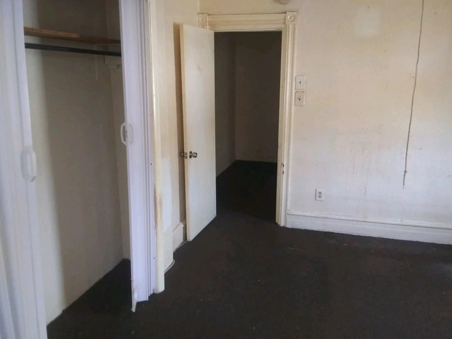 6037 Pine St — Photo 2