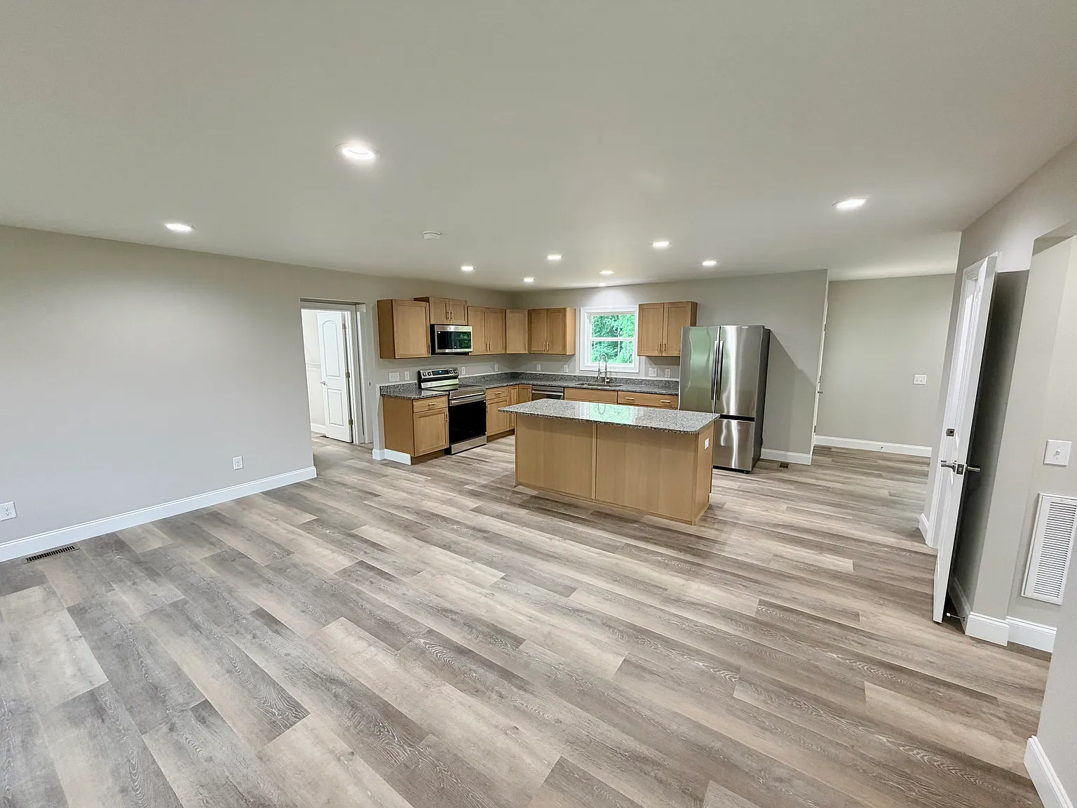 3 bed, 1600 sqft, $1,975 — Photo 4