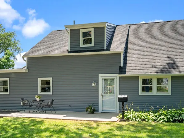 297 Holly Dr, Levittown, PA 19055