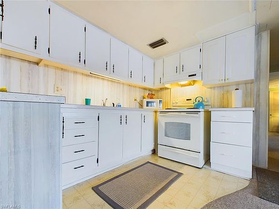 3rd image of 113 Coachlight LN