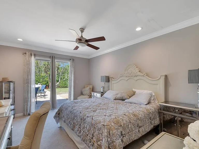 527 E Causeway Blvd — Photo 15