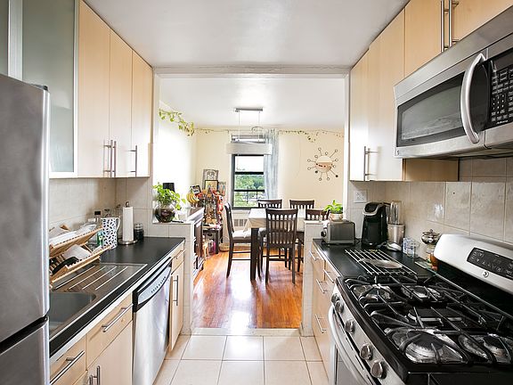 3rd image of 14015 Holly Ave APT 6C