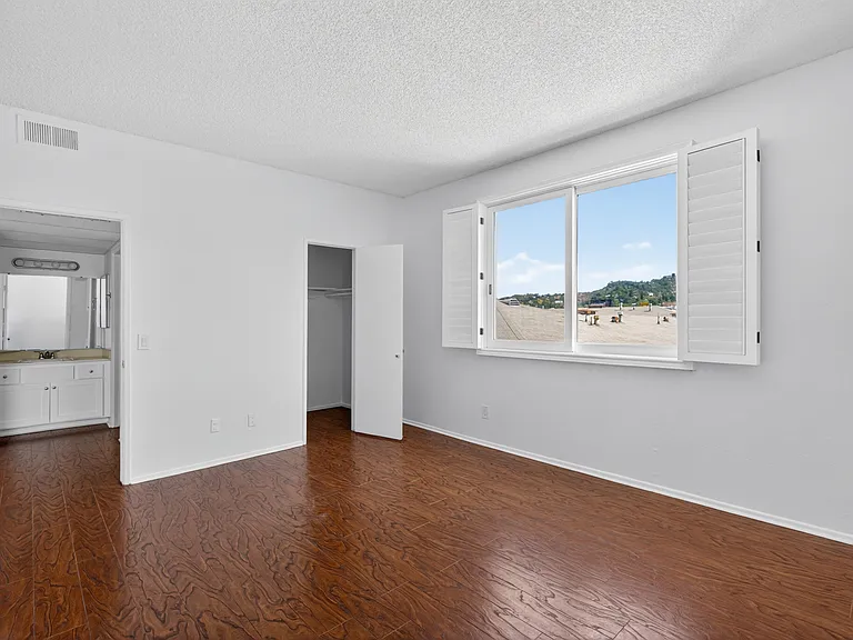 Woodman Ave Apartments — Photo 82