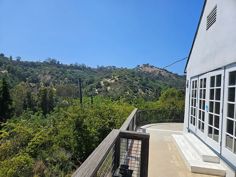 2828 Benedict Canyon Dr — Photo 15