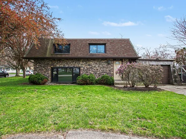 619 E 13th St, Hobart, IN 46342