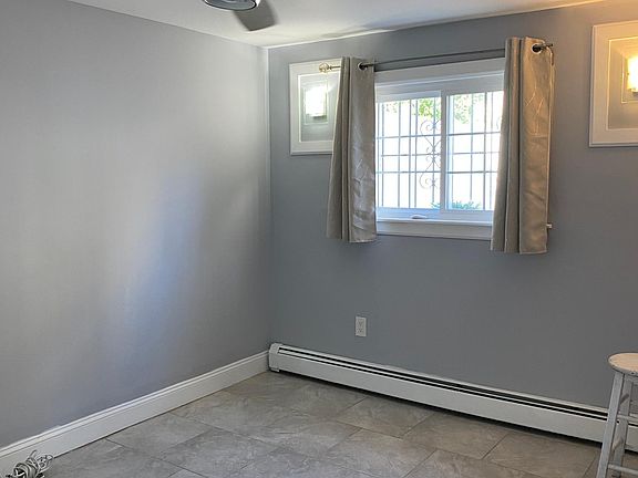 4th image of 250 Robinson Ave