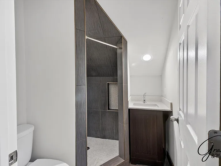 2315 Yemans St — Photo 26