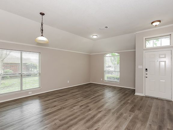 3rd image of 510 Branchwood Dr