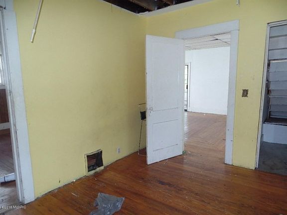 4th image of 52 Riverview Ave