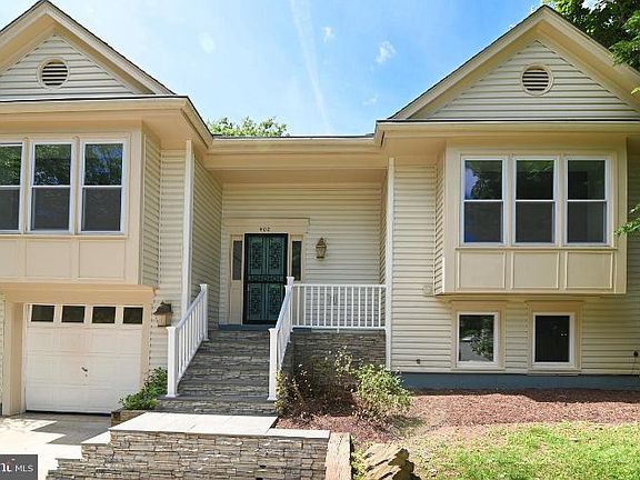 4th image of 402 Watch Hill Ln