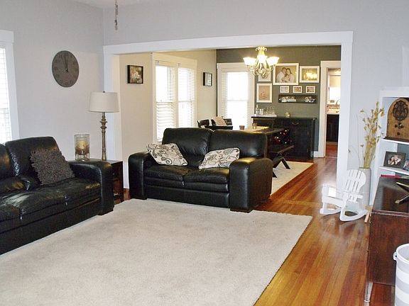 3rd image of 1625 Newton St
