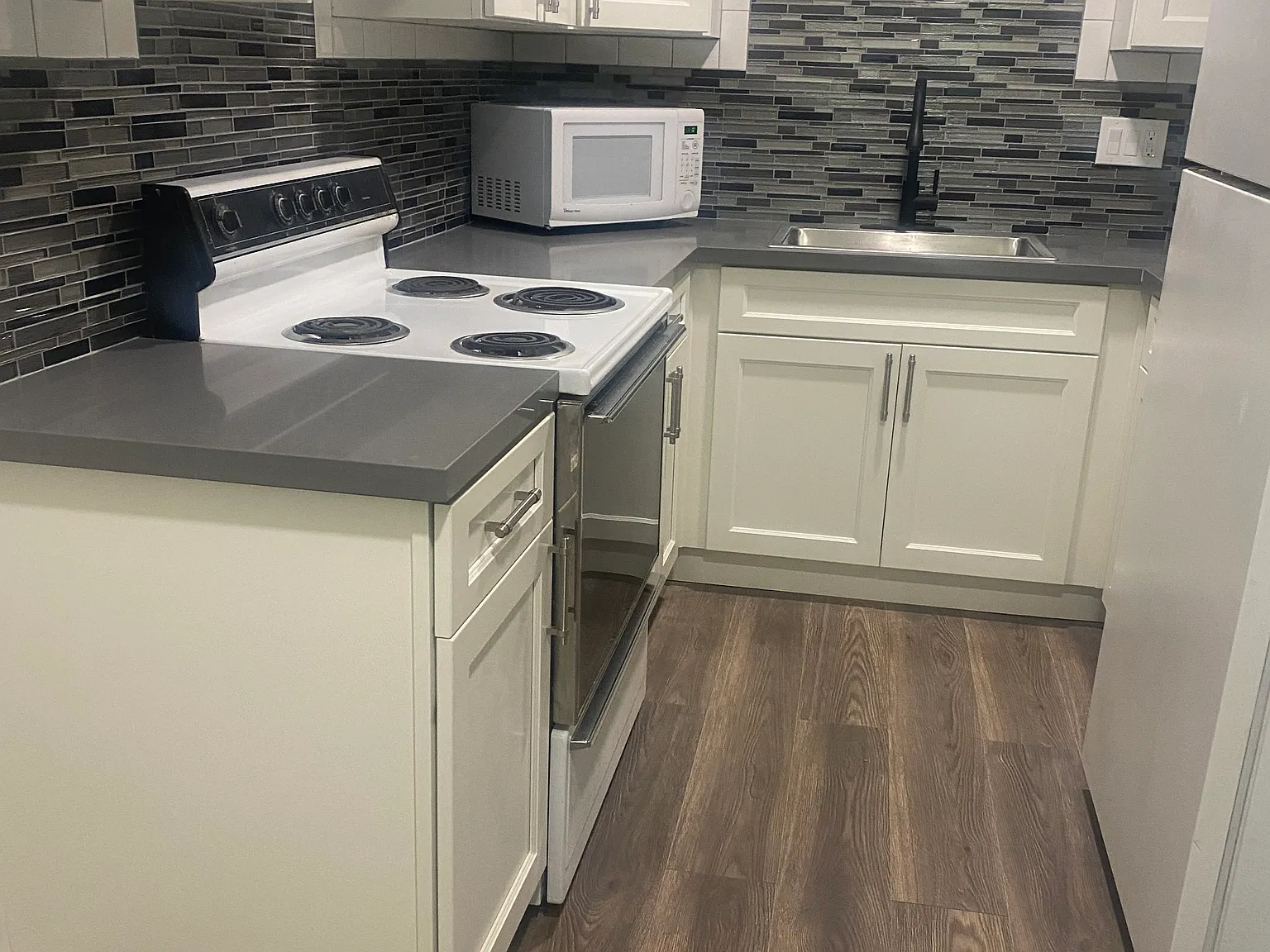 2 bed, 870 sqft, $2,350 — Photo 2