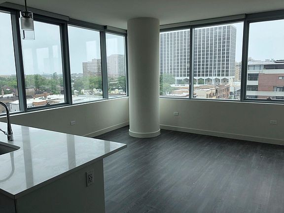 2nd image of 811 W Montrose Ave #612