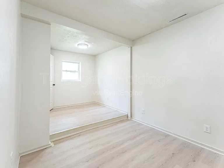 415 Simpson Ave — Photo 13