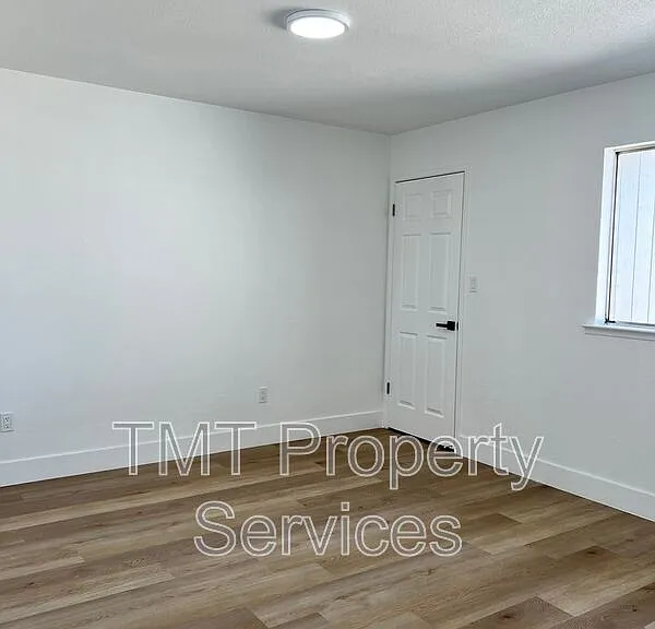 610 E Newlove Dr #I — Photo 11