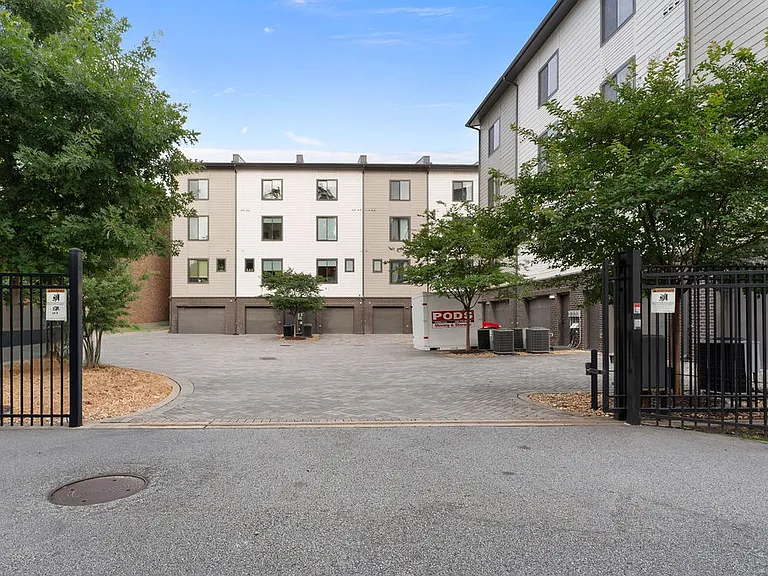 697 Pryor St SW — Photo 2