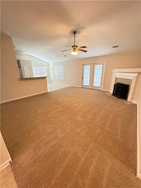 3 bed, 1903 sqft, $2,225 — Photo 2