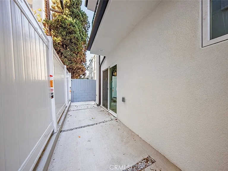 1243 N Sycamore Ave — Photo 40