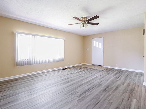 4th image of 56644 Crescent Dr