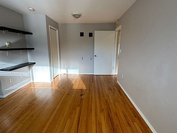 5th image of 310 Bellevue Ave E APT C