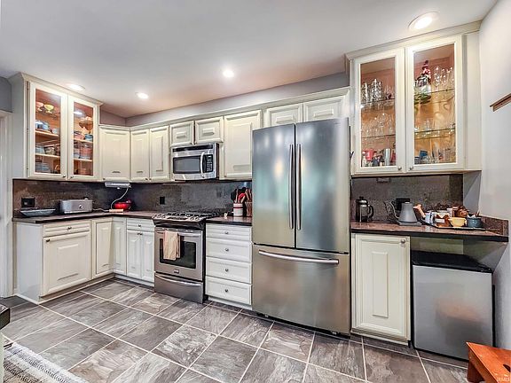 4th image of 1712 Lincolnway E