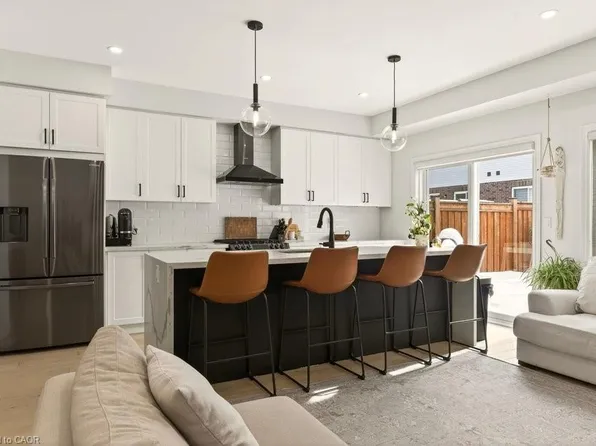 74 Bobolink Rd, Hamilton, ON L9A 2P5