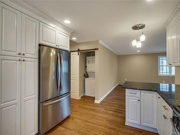 3rd image of 61 Montserrat St