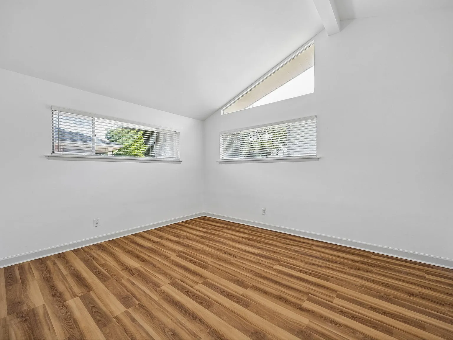 3 bed, 2.0 bath, 2406 sqft, $2,400 — Photo 4