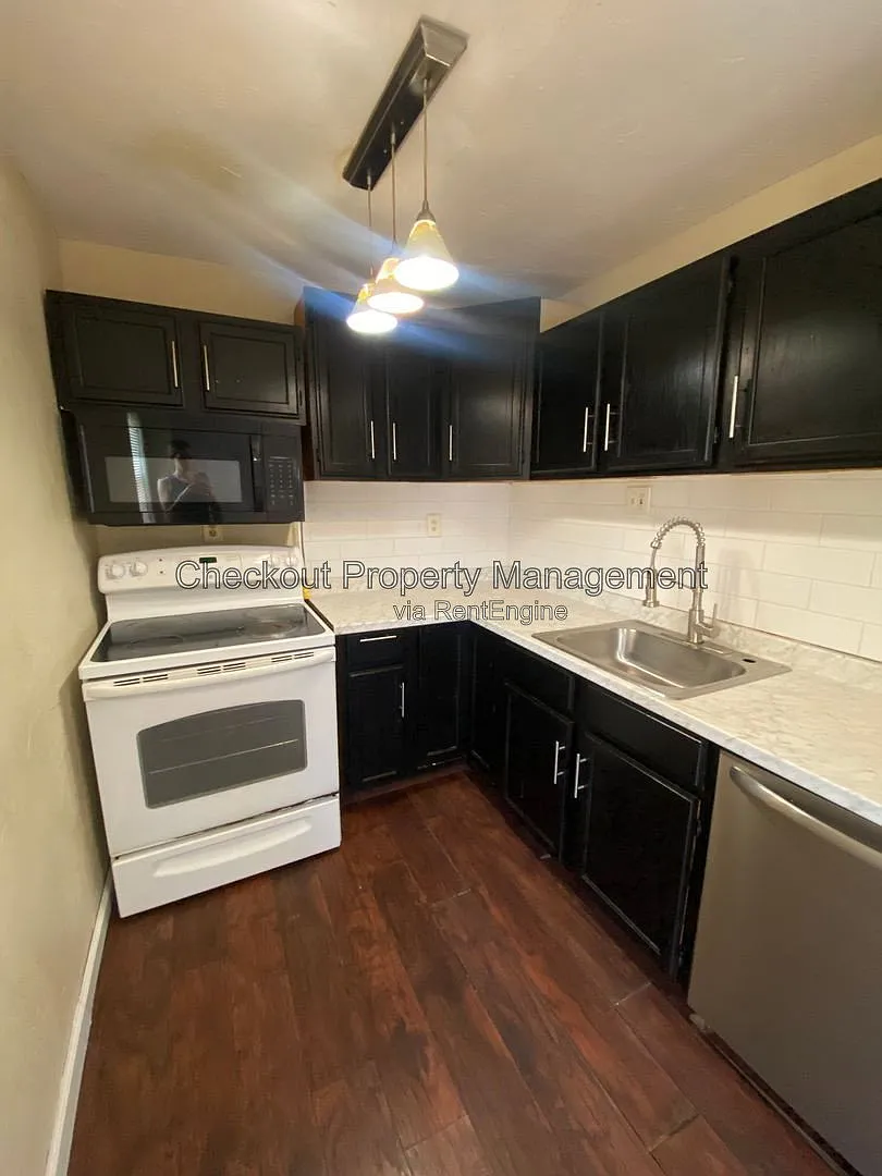 3 bed, 2.0 bath, 1500 sqft, $1,395 — Photo 2